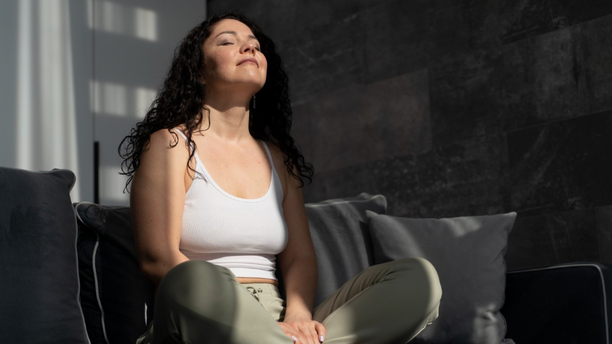 personne apaisée, yeux fermés, entourée d’une ambiance douce